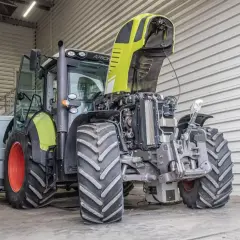 Ciągnik Claas Arion 430 z otwartą maską, gotowy do serwisu.
