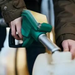 Rolnik nalewa paliwo do kanistra. Wkrótce zwrot akcyzy za paliwo rolnicze 2026.