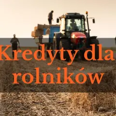 Rolnicy zbierają plony przy pomocy traktora. Dostępne są kredyty dla rolników na rozwój gospodarstwa.