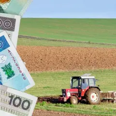 Pieniądze i traktor na polu symbolizują inwestycje w restrukturyzację małych gospodarstw.