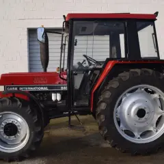 Czerwony ciągnik Case International 840. Dane techniczne tego modelu są imponujące, a jego solidna konstrukcja świadczy o niezawodności.