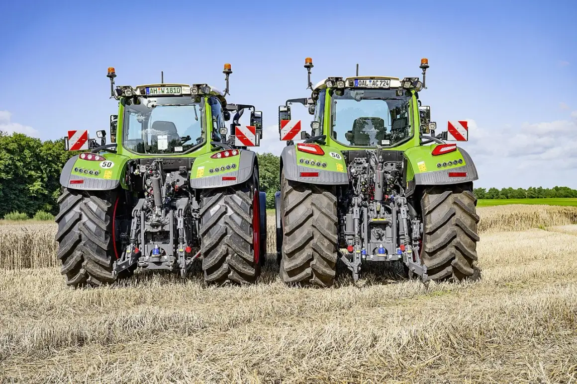 Dwa zielone traktory Fendt 724 Vario stojące na polu po żniwach, gotowe do pracy.