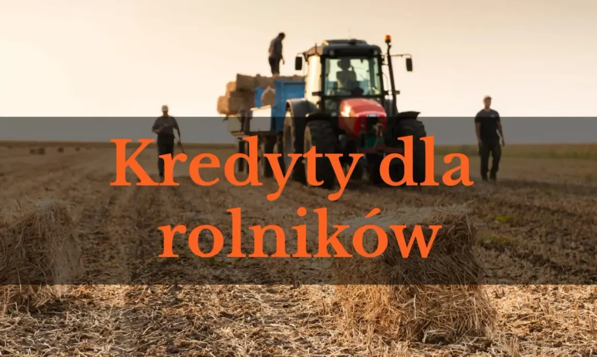 Rolnicy zbierają plony przy pomocy traktora. Dostępne są kredyty dla rolników na rozwój gospodarstwa.