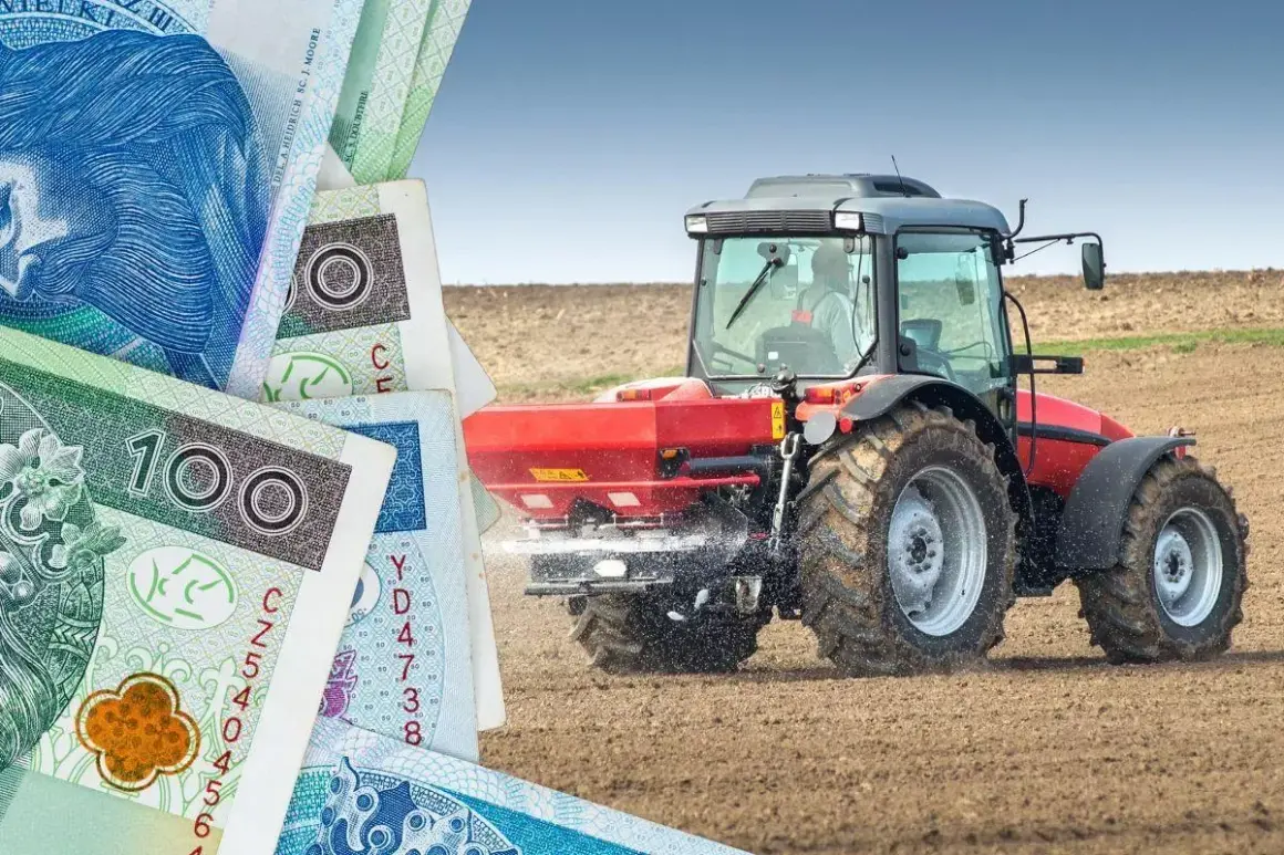 Tractor rozsypujący nawóz na polu, a obok polskie banknoty. Dopłaty do nawozów wspierają rolnictwo.